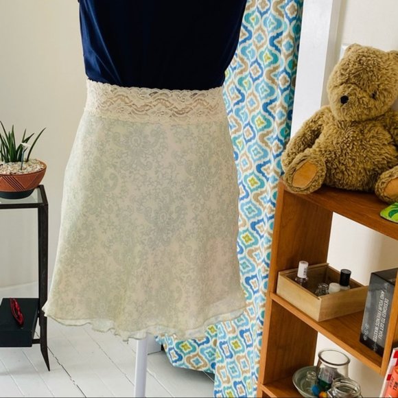 Express gorgeous silk skirt in mint green skirt (size S) - Picture 3 of 9